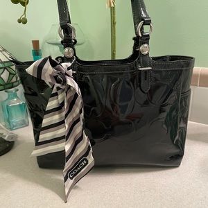 COACH SIGNATURE BLACK PATENT LEATHER B1193-F16564